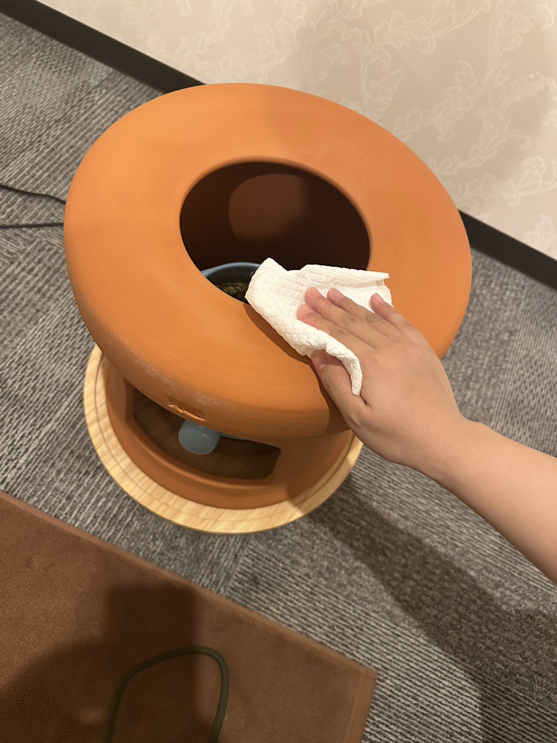 座浴器の汗を拭き取る様子
